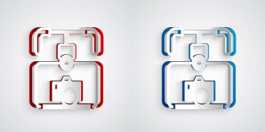 Kağıt kesiği Gimbal dengeleyicisi ve gri arkaplanda izole edilmiş DSLR kamera simgesi. Kağıt sanatı tarzı. Vektör.