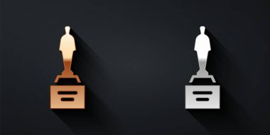 Siyah arkaplanda izole edilmiş altın ve gümüş renkli film kupası ikonu. Akademi ödülü ikonu. Filmler ve sinema sembolü. Uzun gölge tarzı. Vektör.