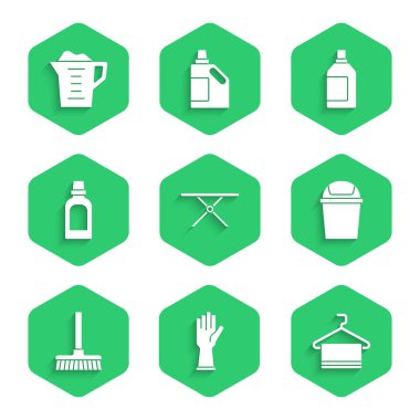 Ütü masası, lastik eldivenler, havlu askısı, çöp tenekesi, süpürge, temizlik malzemesi için şişe ve çamaşır tozu ikonu. Vektör