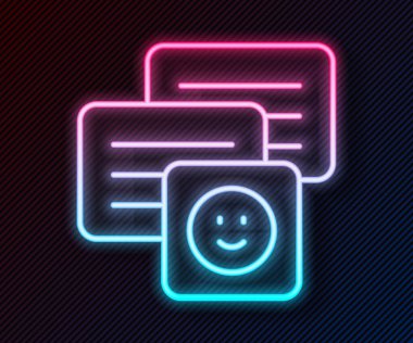 Parlayan neon hattı. Laptop simgesi üzerindeki yeni sohbet mesajları siyah arkaplanda izole edildi. Smartphone sohbet mesajları konuşma baloncukları. Vektör.