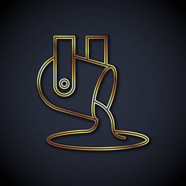 Erimiş altın çizgisi siyah zemin üzerine izole edilmiş ikon dökülüyor. Kepçeden erimiş metal döküldü. Vektör