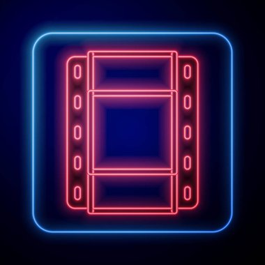 Parlayan neon oynatma simgesi siyah arkaplanda izole edildi. Film şeridi tabelası. Vektör.