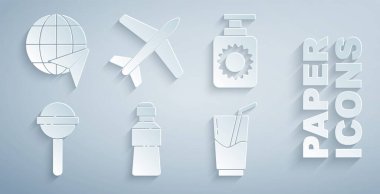 Bir şişe su, güneş kremi şişesi, lolipop, kokteyl ve alkol içeceği, uçan uçak ikonlu Uçak ve Globe. Vektör