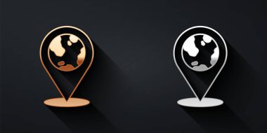 Dünya ikonundaki altın ve gümüş konum siyah arka planda izole edildi. Dünya ya da Dünya işareti. Uzun gölge tarzı. Vektör.