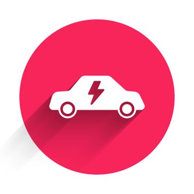 Beyaz elektrikli araba ve elektrik kablosu şarj ikonu uzun gölge arkaplan izole. Yenilenebilir ekolojik teknolojiler. Kırmızı daire düğmesi. Vektör