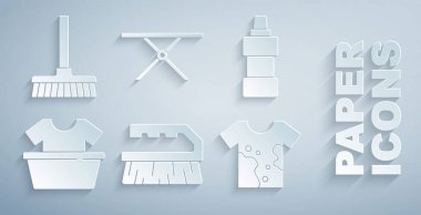 Temizlik için fırça, şişe ajanı, gömlekli leğen, kirli tişört, ütü tahtası ve süpürge simgesi. Vektör