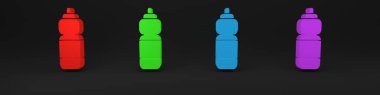 Siyah arkaplanda renkli fitness sallama simgesi izole edildi. Su ve protein kokteylleri için kapaklı spor karıştırıcı şişesi. Minimalizm kavramı. 3 Boyutlu resimleme