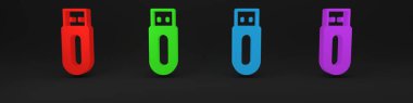 Siyah arkaplanda renkli USB flash disk simgesi izole edildi. Minimalizm kavramı. 3 Boyutlu resimleme