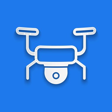 Kağıt kesiği Drone uçan ikonu mavi arka planda izole edildi. Video ve fotoğraf makinesi sembollü dörtlü helikopter. Kağıt sanatı tarzı. Vektör.