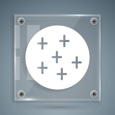 Beyaz Dolunay simgesi gri arkaplanda izole edildi. Bulutlu gece işareti. Uyku rüyalarının sembolü. Gece ya da yatak zamanı tabelası. Kare cam paneller. Vektör