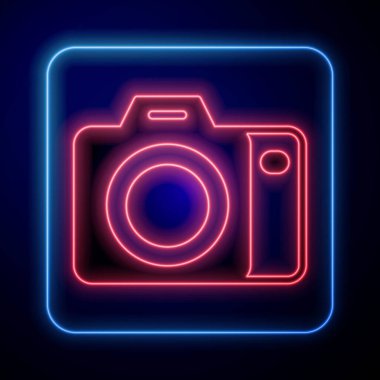 Siyah arkaplanda parlayan neon fotoğraf makinesi simgesi izole edildi. Foto kamera. Dijital fotoğrafçılık. Vektör