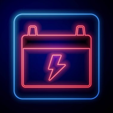 Parlayan neon araba akü ikonu siyah arkaplanda izole edildi. Akümülatör bataryası enerji ve elektrik akümülatörü bataryası. Vektör