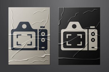Beyaz Fotoğraf Makinesi simgesi buruşmuş kağıt arkaplanda izole edilmiş. Foto kamera. Dijital fotoğrafçılık. Kağıt sanatı tarzı. Vektör.