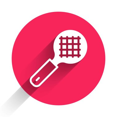 Beyaz çay süzgeci, uzun gölge arkaplan ikonuna sahip. Metal elek. Kırmızı daire düğmesi. Vektör