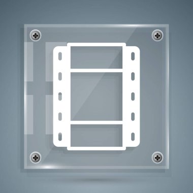 Gri arkaplanda beyaz oyun video simgesi izole edildi. Film şeridi tabelası. Kare cam paneller. Vektör.