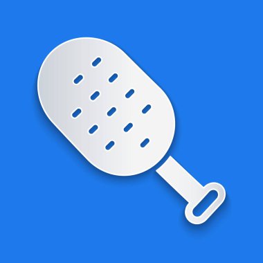 Kağıt kesiği Sauna fırçası simgesi mavi arkaplanda izole edildi. Banyoda yıkanmak için kaba kıllı ahşap bir fırça. Selülit önleyici masaj. Kağıt sanatı tarzı. Vektör.