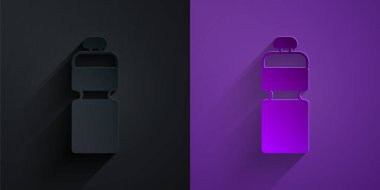 Kağıt kesiği fitness karıştırıcı simgesi mor arkaplanda siyah üzerine izole edilmiş. Su ve protein kokteylleri için kapaklı spor karıştırıcı şişesi. Kağıt sanatı tarzı. Vektör.