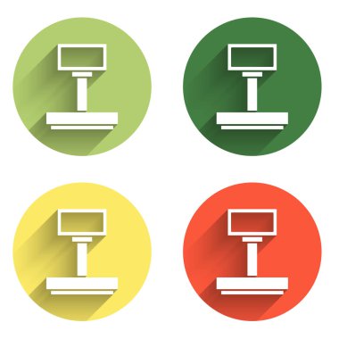 Ölçek simgesini uzun gölge arkaplanı ile izole et. Lojistik ve teslimat. Dağıtım paketinin ağırlığı bir ölçekte. Renkli daire düğmesi. Vektör.