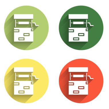 İyi simgesini uzun gölge arkaplanı ile izole et. Renkli daire düğmesi. Vektör.