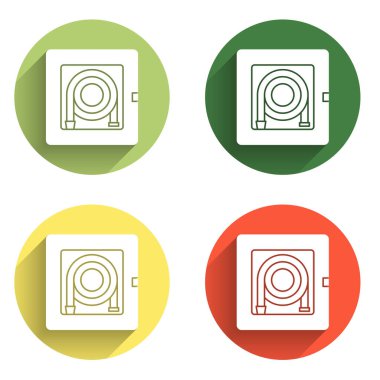 Yangın hortumu ikonunu uzun gölge arkaplanı ile izole et. Renkli daire düğmesi. Vektör.