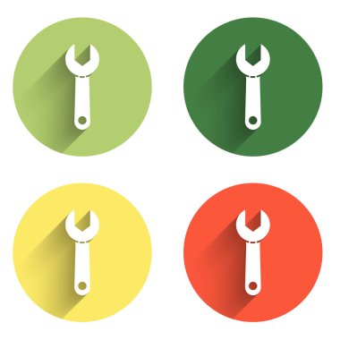 Anahtar simgesini uzun gölge arkaplanı ile izole et. Renkli daire düğmesi. Vektör.