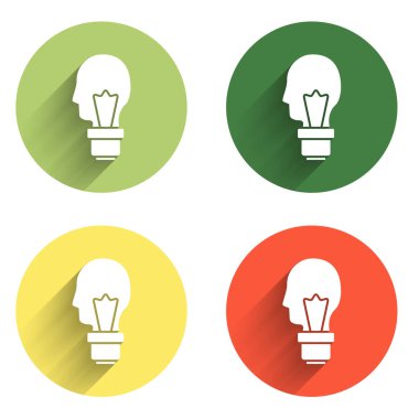 Fikir simgesi kavramına sahip ampulü uzun gölge arkaplanı ile izole et. Enerji ve fikir sembolü. İlham konsepti. Renkli daire düğmesi. Vektör.