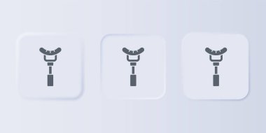 Çatal simgesindeki gri sosis gri arka planda izole edilmiş. Izgara sosis ve aroma işareti. Kare düğmelere simgeleri yerleştir. Vektör.