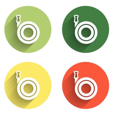 Bahçe hortumu simgesini uzun gölge arkaplanı ile izole et. Sprey tabanca ikonu. Su ekipmanları. Renkli daire düğmesi. Vektör.