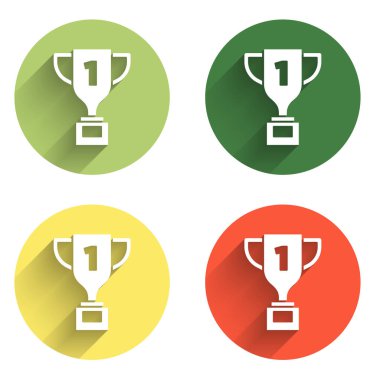 Ödül kupa simgesini uzun gölge arkaplanı ile izole et. Galibiyet ödülü sembolü. Şampiyonluk ya da yarışma kupası. Spor başarısı işareti. Renkli daire düğmesi. Vektör.
