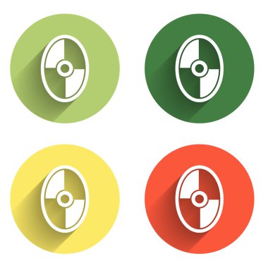 Yunan kalkanını uzun gölgeli Yunan süs ikonu ile izole et. Renkli daire düğmesi. Vektör.