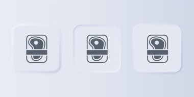 Gri arka planda gri et ambalajlı biftek ikonu var. Plastik pakette taze biftek. Organik ürün. Kare düğmelere simgeleri yerleştir. Vektör.