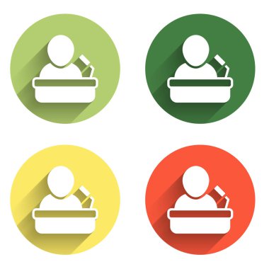 Hoparlör simgesini uzun gölge arkaplanı ile izole et. Ben Tribün 'den hatip. Halka açık konuşma. Kürsüde biri var. Renkli daire düğmesi. Vektör.