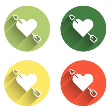 Kalp ve ok simgesini uzun gölge arkaplan ile izole et. Aşk işareti. Sevgililer günün kutlu olsun. Renkli daire düğmesi. Vektör.