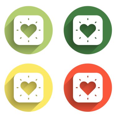 Kalp simgesini uzun gölge arkaplanı ile izole et. Romantik sembol, bağlanma, tutku ve düğün. Sevgililer günün kutlu olsun. Renkli daire düğmesi. Vektör.