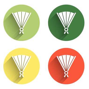 Geleneksel Çin ya da Japon katlama hayran simgesini uzun gölge arkaplan ile izole et. Renkli daire düğmesi. Vektör.