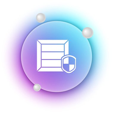 Beyaz paket güvenliği, beyaz arka planda kalkan simgesi var. Teslimat sigortası. Kalkanın ötesinde sigorta kutuları var. Mavi ve mor eğimli çember arkaplan. Vektör.