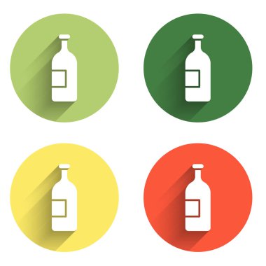 Alkol şişesi simgesini uzun gölgeli izole et. Renkli daire düğmesi. Vektör.