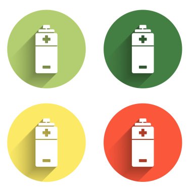 Batarya simgesini uzun gölge arkaplanı ile izole et. Şimşek sembolü. Renkli daire düğmesi. Vektör.