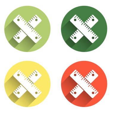 Çapraz cetvel simgesini uzun gölge arkaplanı ile izole et. Düz sembol. Renkli daire düğmesi. Vektör.