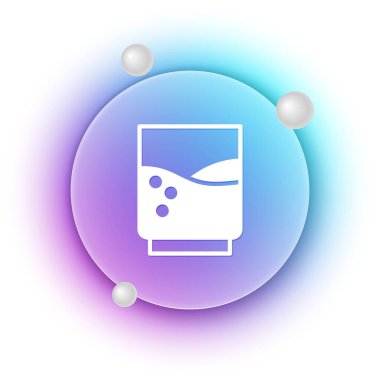 Beyaz arka planda izole edilmiş su ikonu olan beyaz cam. Soda bardağı. Mavi ve mor eğimli çember arkaplan. Vektör.