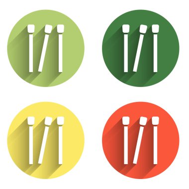 Kibrit simgesini uzun gölge arkaplanı ile izole et. Renkli daire düğmesi. Vektör.