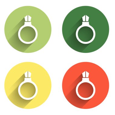 Fantezi sihirli taştan halkayı, uzun gölge arkaplanlı ve izole edilmiş mücevher ikonu ile ayarla. Renkli daire düğmesi. Vektör.