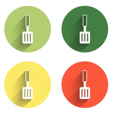 Barbekü spatula simgesini uzun gölge arkaplanı ile izole et. Mutfak spatula ikonu. Barbekü spatula işareti. Barbekü ve ızgara aleti. Renkli daire düğmesi. Vektör.