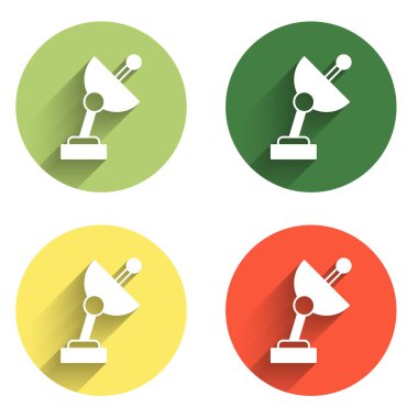 Radar simgesini uzun gölge arkaplanı ile izole et. Arama sistemi. Uydu sinyali. Renkli daire düğmesi. Vektör.