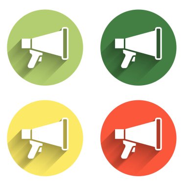 Megafon simgesini uzun gölge arkaplanı ile izole et. Sözcü işareti. Renkli daire düğmesi. Vektör.