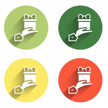 Hediye simgesini uzun gölge arkaplanı ile izole et. Hediye elinde. Hediye verme ve alma kavramı. Renkli daire düğmesi. Vektör.