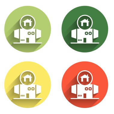 Evsiz karton ev simgesini uzun gölge arkaplanlı izole et. Renkli daire düğmesi. Vektör.