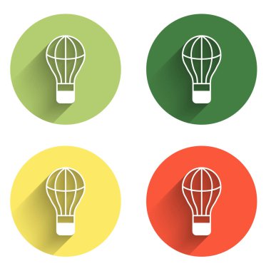 Sıcak hava balonu simgesini uzun gölge arkaplanı ile izole et. Seyahat için hava taşımacılığı. Renkli daire düğmesi. Vektör.