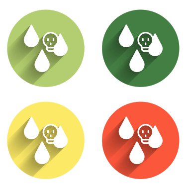 Asit yağmuru ve radyoaktif bulut simgesini uzun gölge arkaplanı ile izole et. Zehirli hava kirliliğinin çevre üzerindeki etkileri. Renkli daire düğmesi. Vektör.