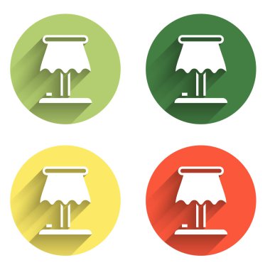 Masa lambası simgesini uzun gölge arkaplanı ile izole et. Renkli daire düğmesi. Vektör.